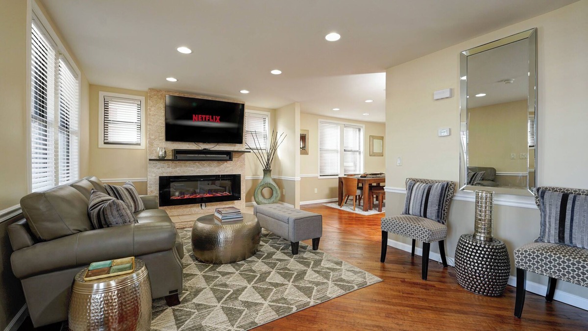South Charleston House | Modern & Cozy 4 Bedroom, 6 TV's, Ms. Pacman, Walk to Starbucks!