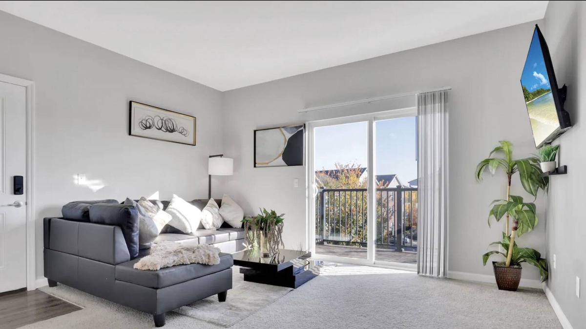 Northwest Columbus Apartment | Modern Cozy Balcony Suite/Free Parking/NEW -- 15 minutes from Downtown Columbus!