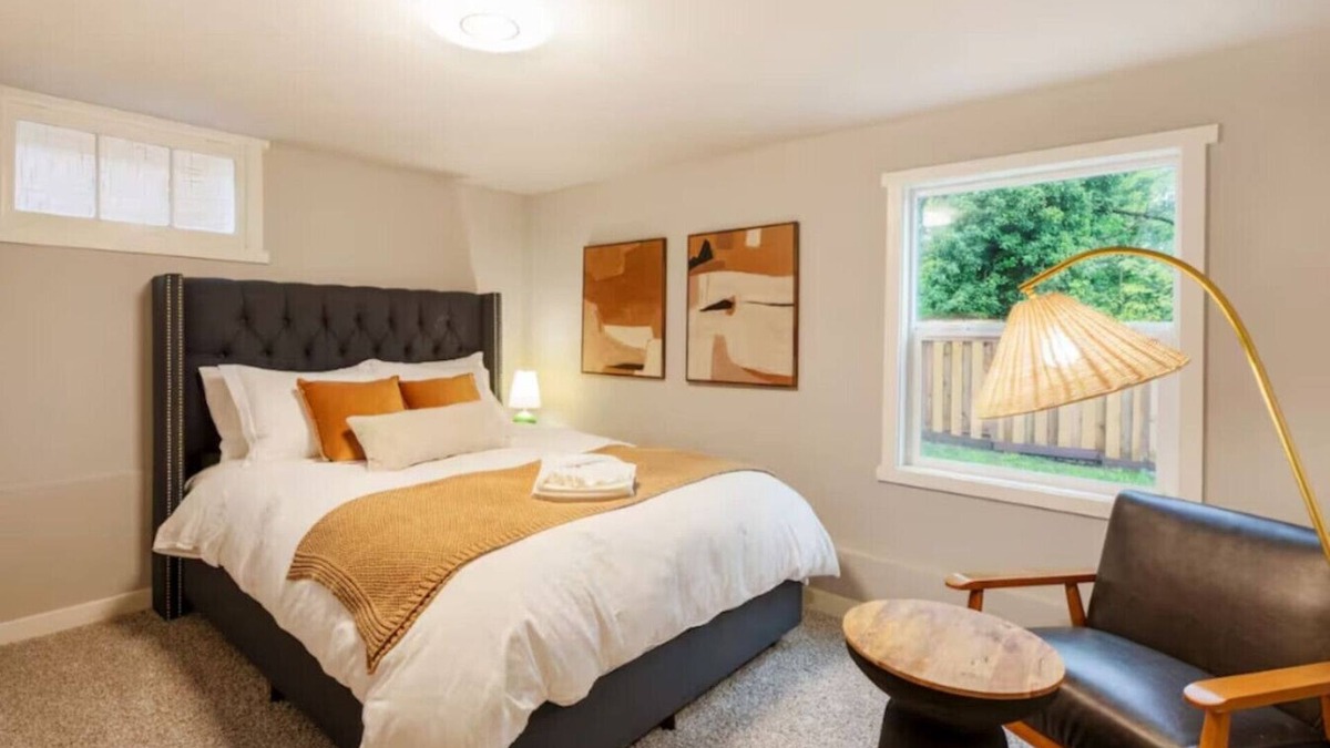 Bryn Mawr-Skyway House | Modern Cozy Bright 2BR Lower Unit w/private entry