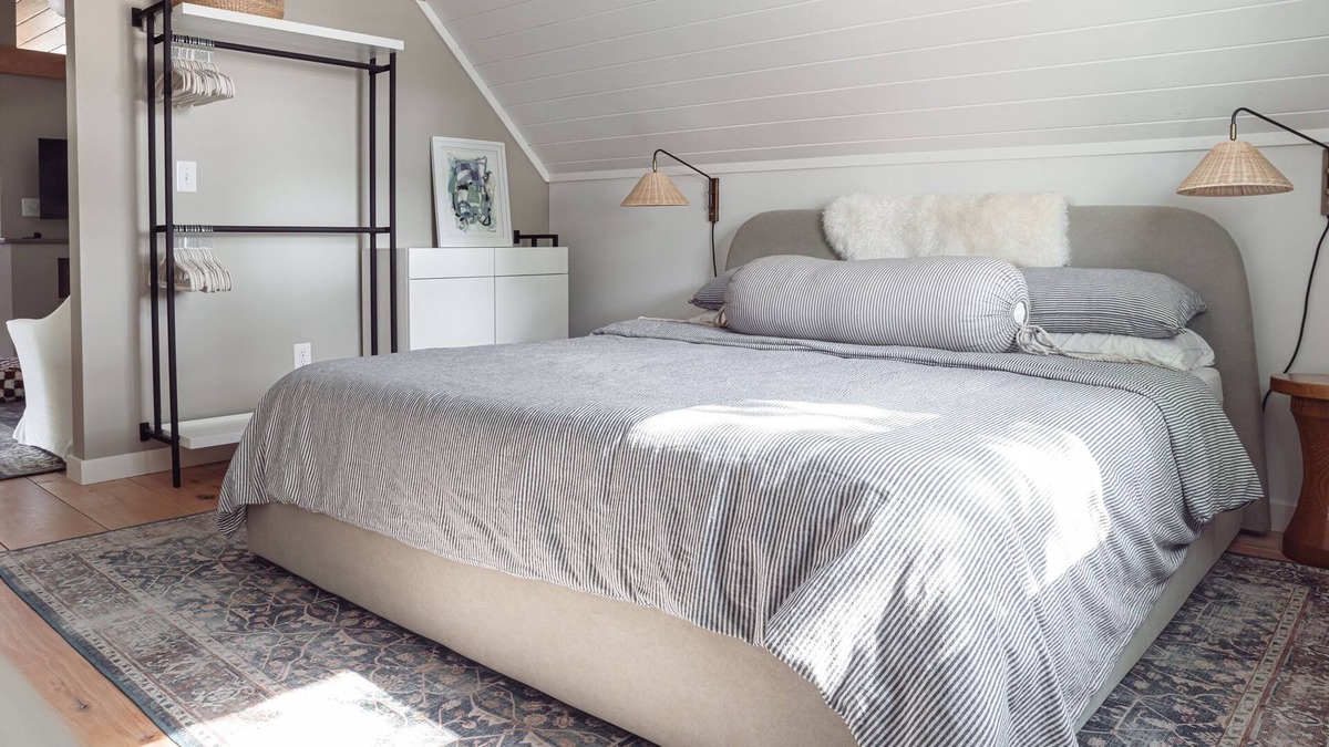 Rogers House | Modern cozy carriage house on quiet corner lot -walk/bike to downtown- sleeps 5