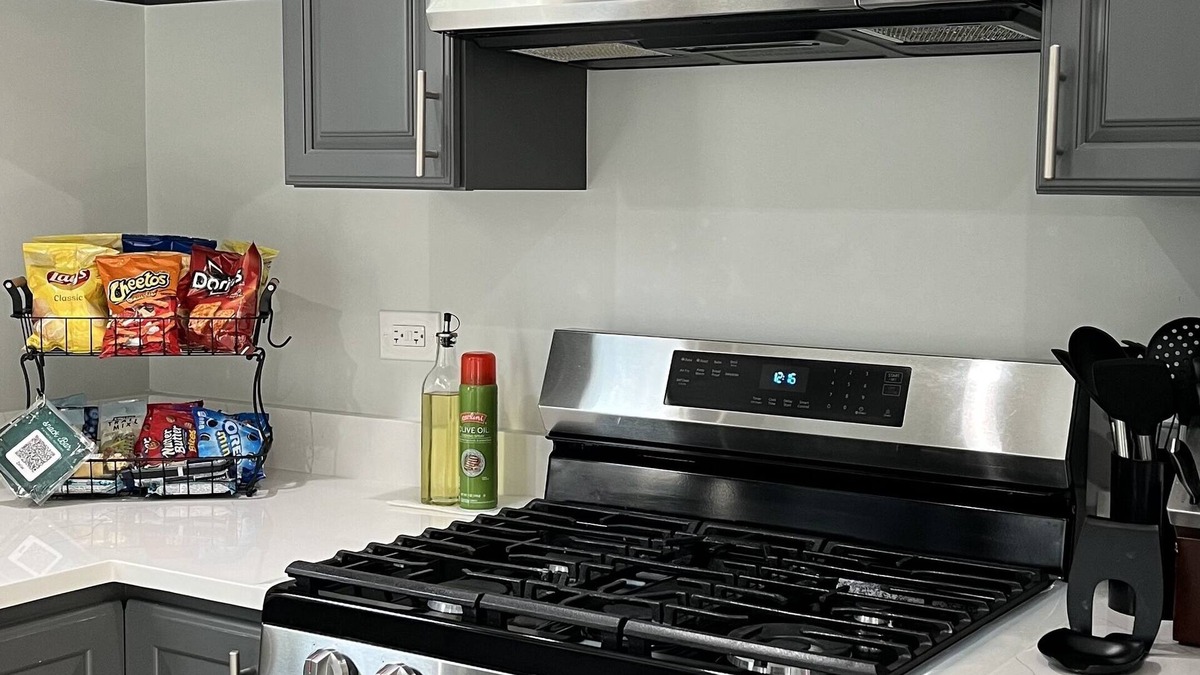 DeKalb House | Modern, Cozy, Getaway Home in Dekalb - 5 mins away from NIU