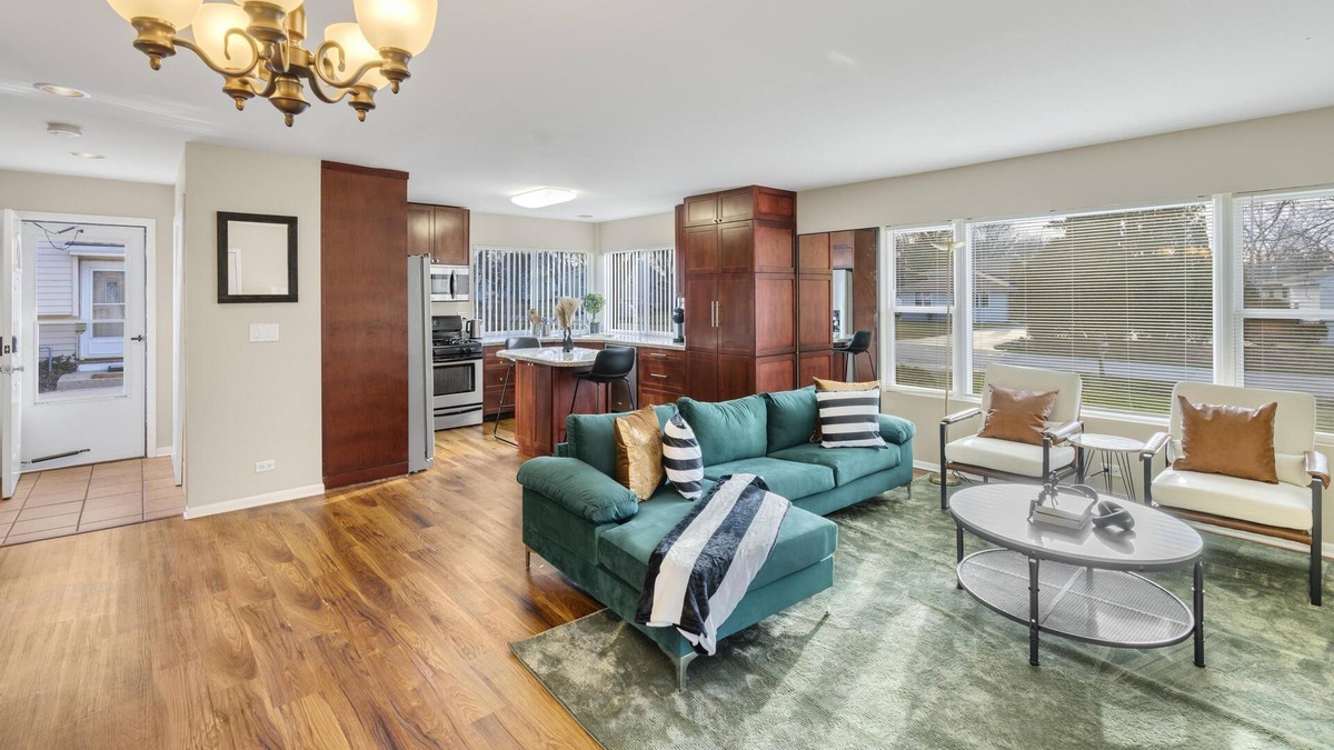Wheaton House | Modern Cozy Getaway + Pool Table