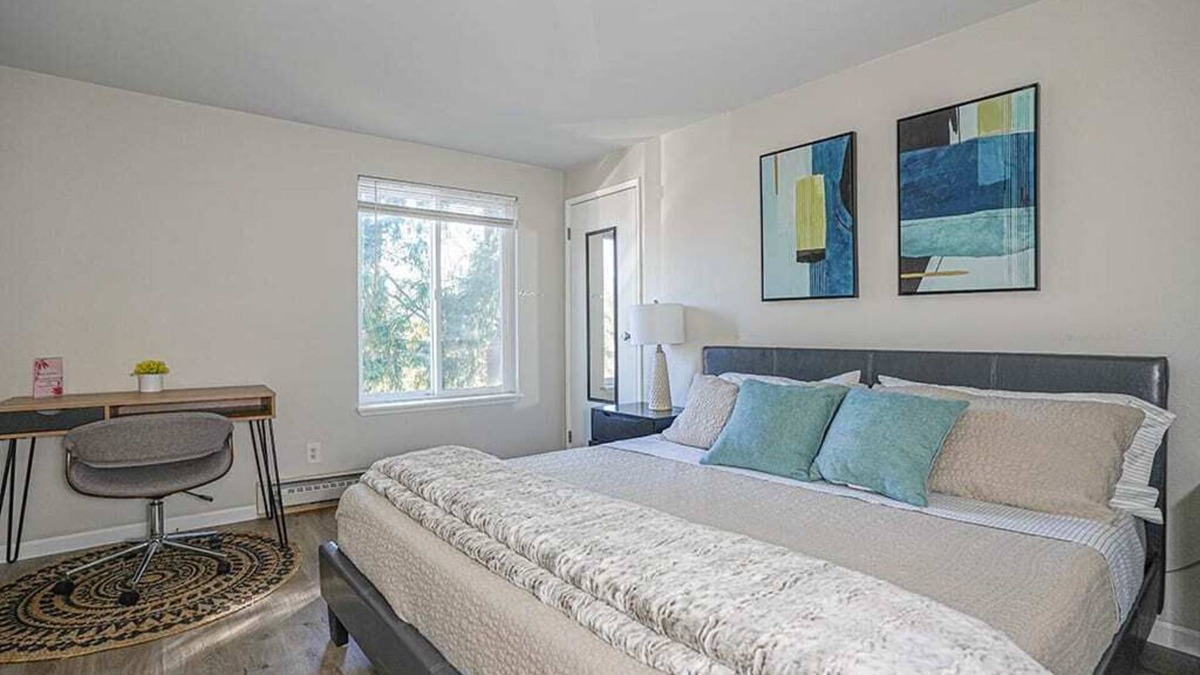 Bridle Trails Condo | Modern & Cozy Microsoft Campus Condo with Parking
