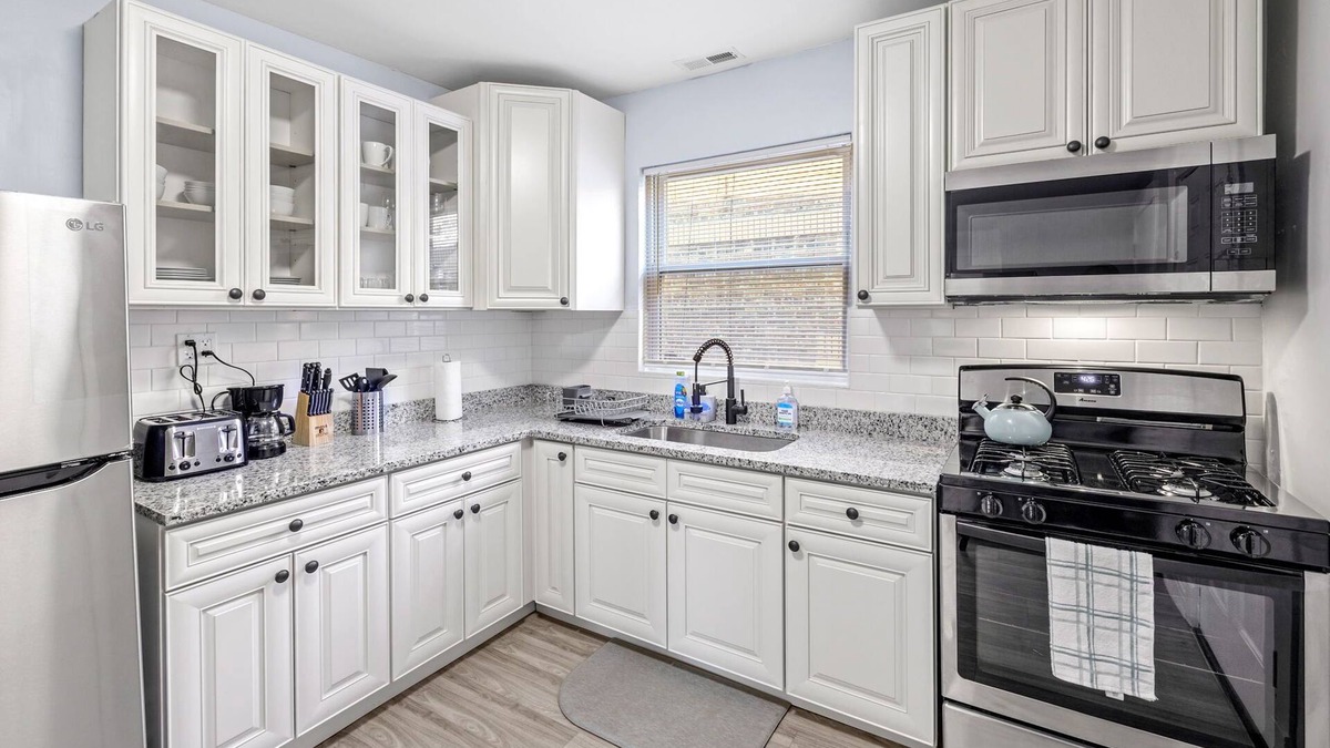 Berwyn Apartment | Modern & Cozy near MDW & ORD ~ Queen Beds, Parking