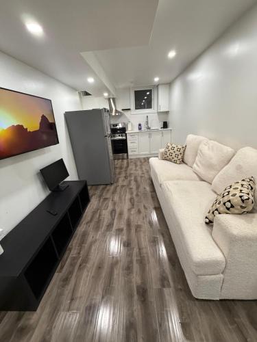 Churchill Meadows Apartment | Modern & cozy one Bedroom Basement Suite with Kitchen and parking- sleeps 4