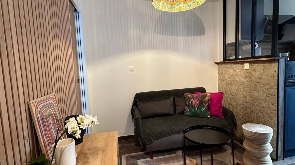 Quartier de la Goutte-d'Or Apartment | Modern cozy studio near Montmartre, 2min walk to metro Château Rouge