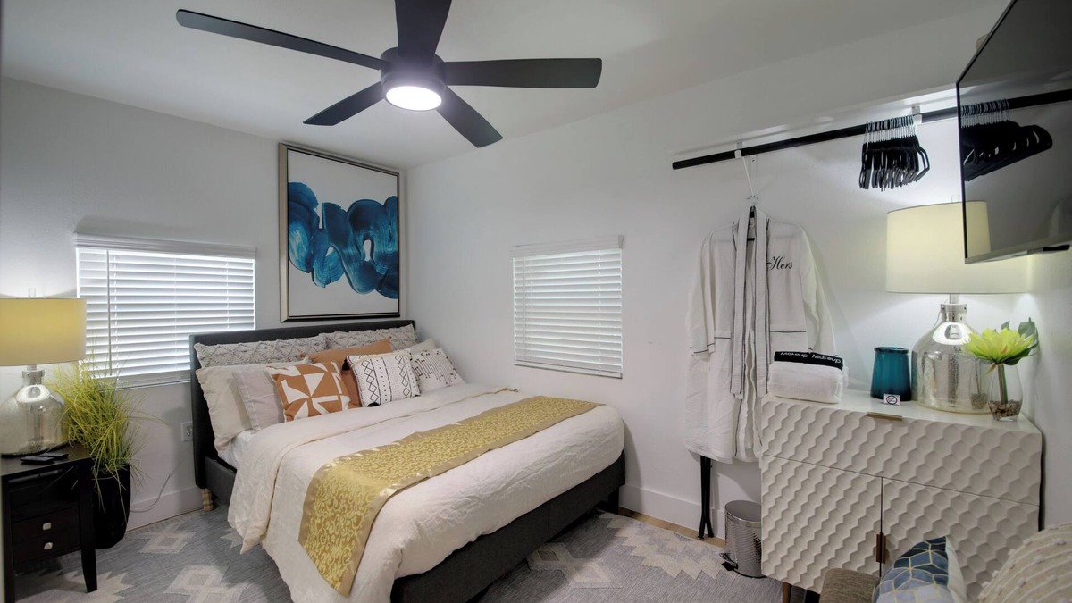 Galindo House | Modern, Cozy, & Stylish Downtown Retreat - 5 Star Location & Amenities!