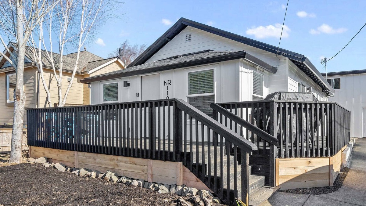 Garibaldi House | Modern craftsman home close to all Garibaldi has to offer. Dog Friendly!