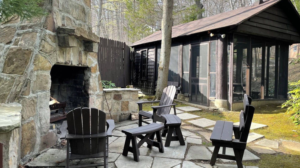 Champion Ski Chalet | Modern creekside chalet in Champion with private island minutes from 7 Springs