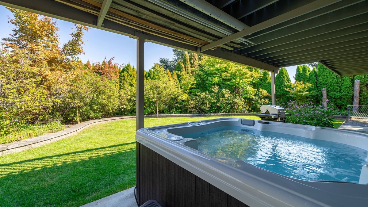 Wenatchee House | Modern Daylight Rambler w/Hottub