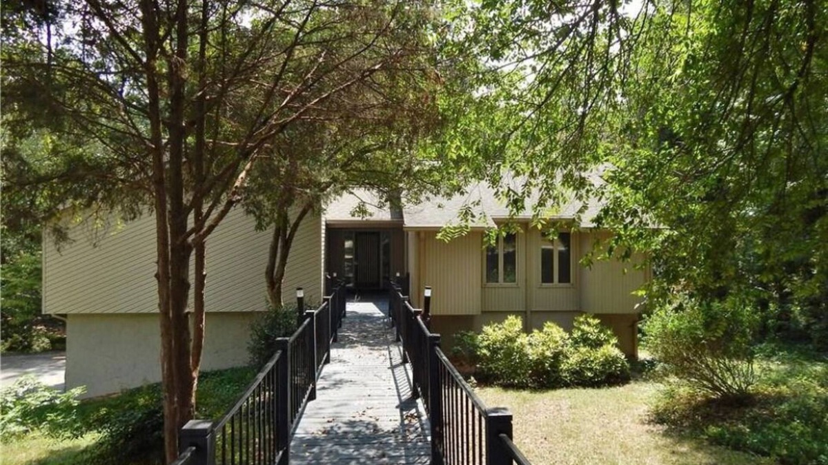 High Point House | Modern Decor House in quiet and safe neighborhood
