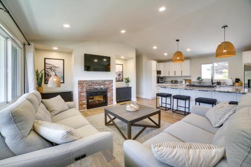 Del Rey Oaks House | Modern Del Rey Oaks Retreat 2 Mi to Monterey Bay!