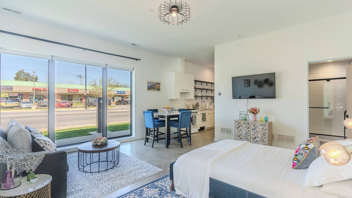 Oak Park Apartment | Modern Deluxe Studio Suite in lovely Oak Park!