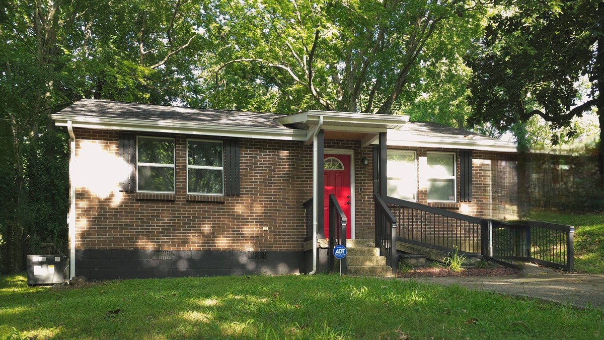 Clarksville House | Modern design and cozy charm 2-bedroom, 1 bath, in Downtown Clarksville.