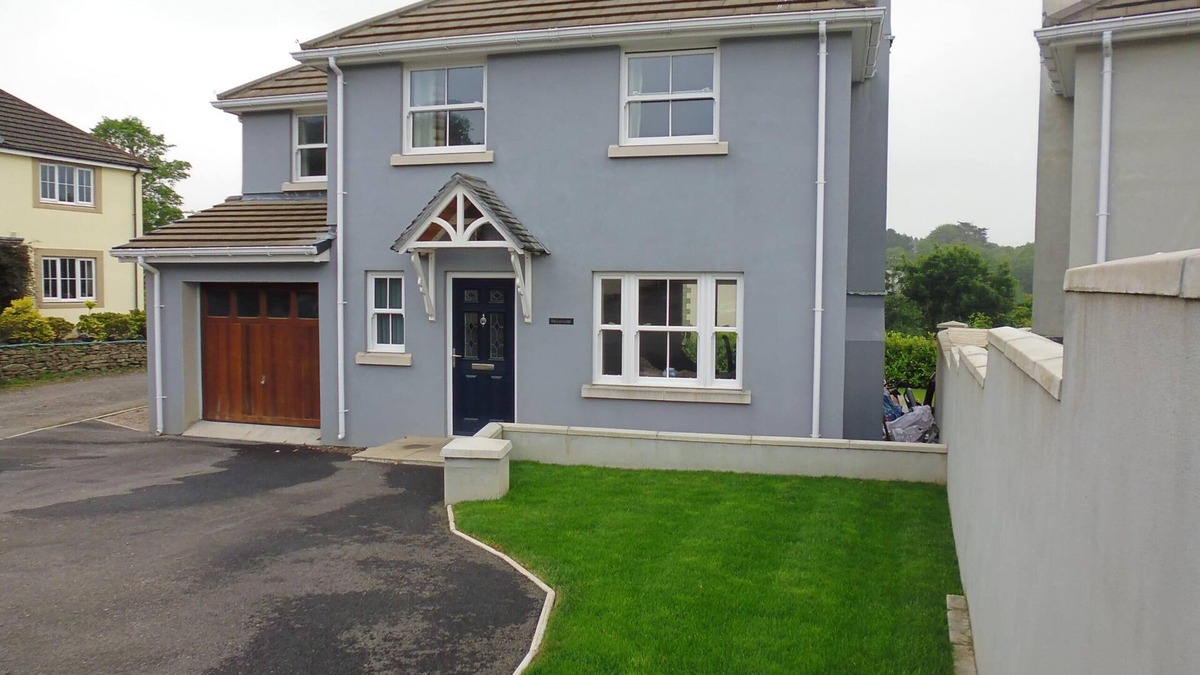Par House | Modern detached house, 10 minute walk to large sandy beach