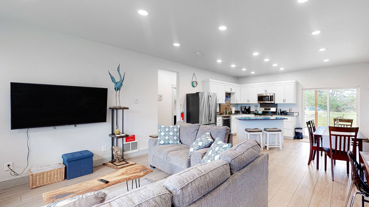 Bandon Apartment | Modern, Dog-Friendly Home with a Full Kitchen, Washer/Dryer, Furnished Patio