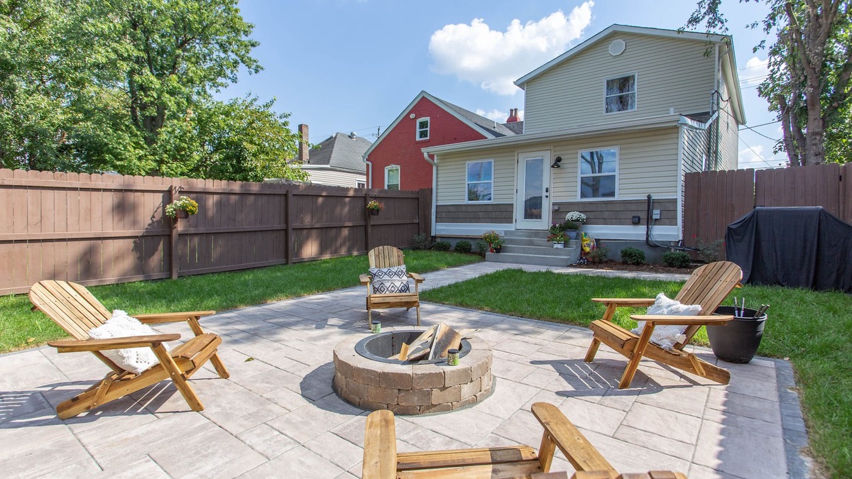 New Albany House | Modern downtown 4-BR/3 bath spacious home with free on site parking, sleeps 10