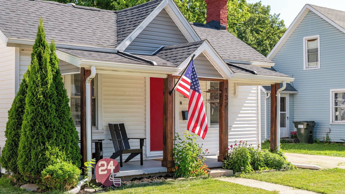Urbana House | Modern Downtown Bungalow w/Fenced in Yard