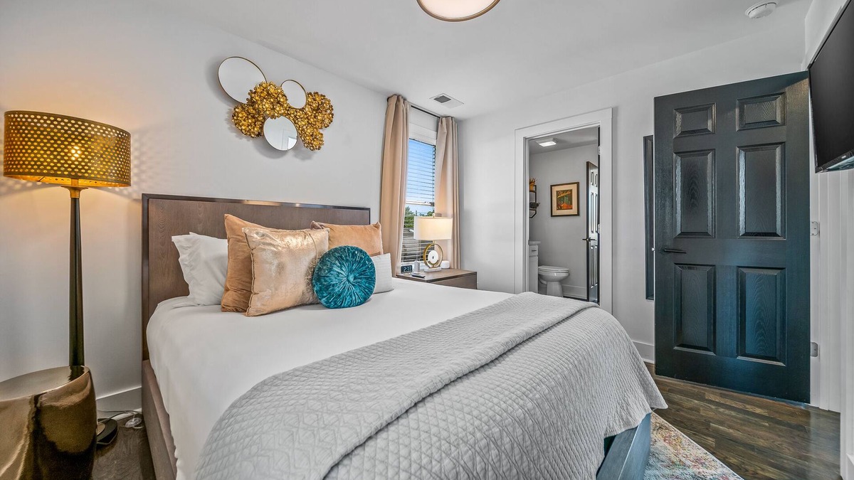 McFerrin Park Apartment | ππ Modern Downtown Retreat: Stylish 1BR Apt w Urban Charm β¨π
