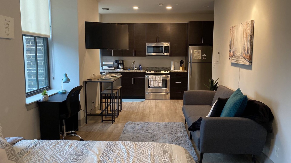 Inner Harbor Apartment | Modern Downtown Studio Apartment with Rooftop Pool