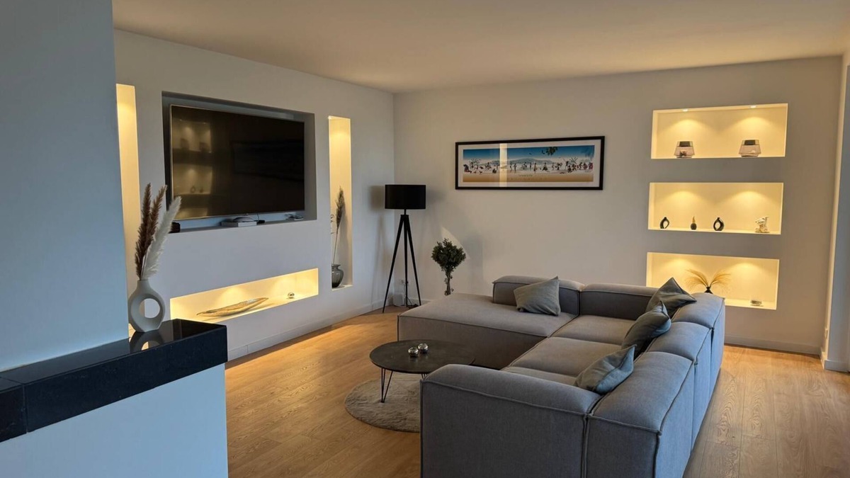 Norderstedt House | Modern dream home with 5 bedrooms, private spa and gym