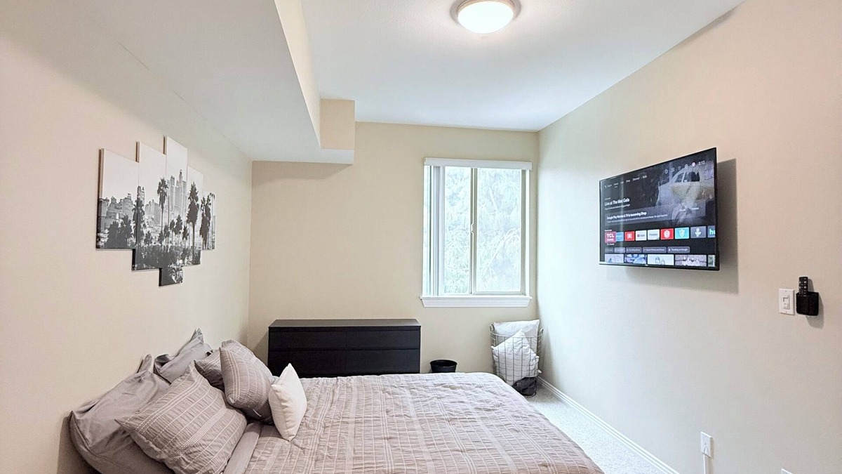 Vernon Apartment | Modern DTLA Apt with City View/Private Parking