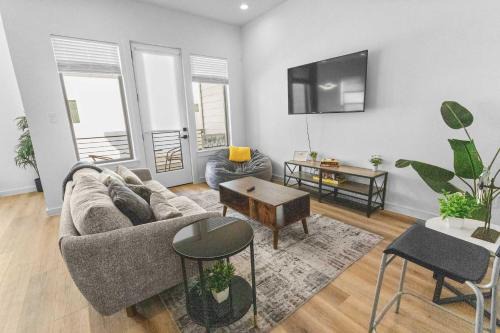 OST - South Union House | Modern Dual Townhome Bundle Sleeps 22 Near Med Center & Downtown