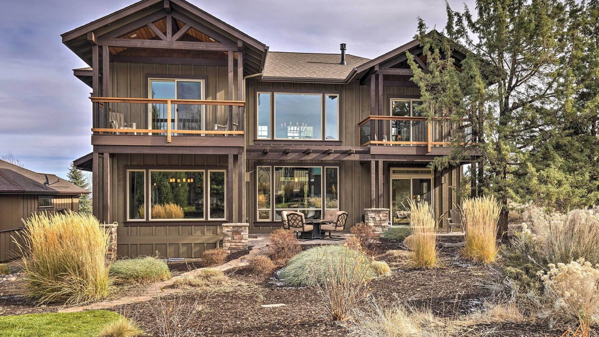 Redmond House | Modern Eagle Crest Escape w/Patio & 2 Balconies!