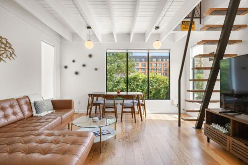 East Cesar Chavez House | Modern East Austin House by Barcle