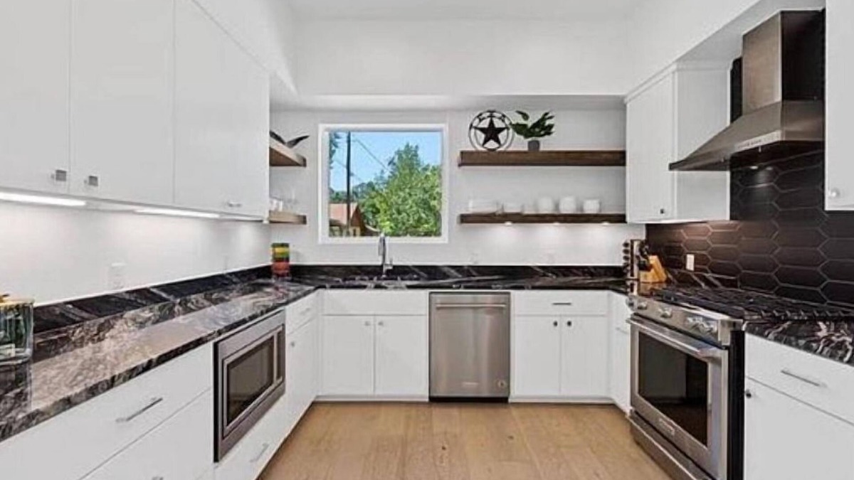Cherrywood House | Modern East Austin Retreat – Walk to Dining, Bars & UT!