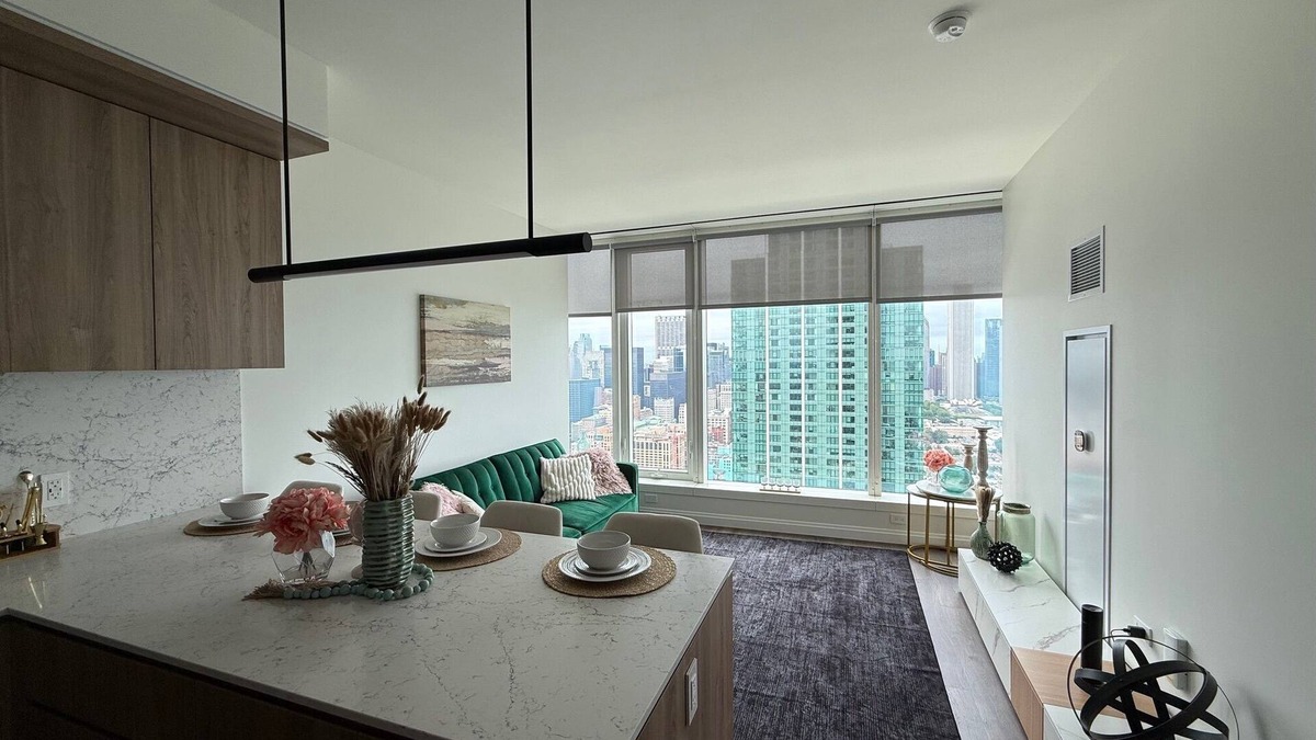The Loop Apartment | Modern Elegance meets Chicago High Rise 1-bedroom apt with a breathtaking view
