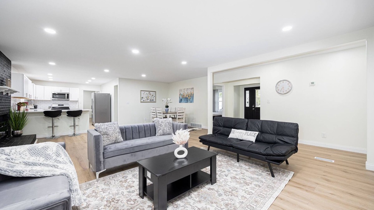 Norwich House | Modern Elegance Spacious 4BR with Hot Tub and screened porch & Pool Table
