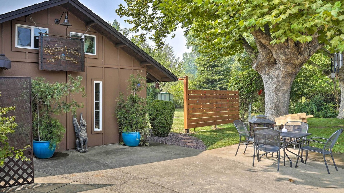 Cascade House | Modern Entertainment Getaway Off Sacramento River!