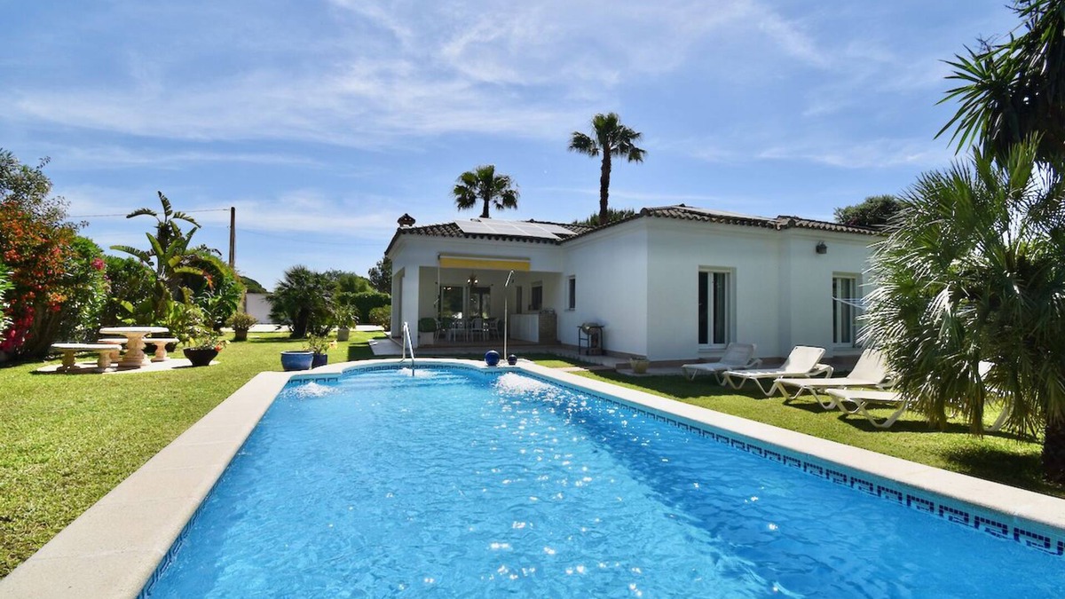 Chiclana de la Frontera Villa | Modern villa Leonita with swimming pool for 6 people surrounded by nature