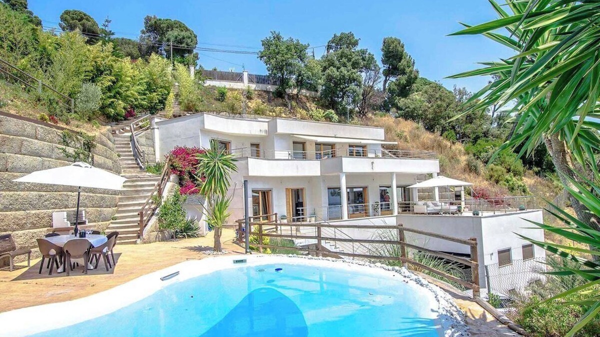 Sant Cebria de Vallalta Villa | Modern Mestral - a few km to the beach!