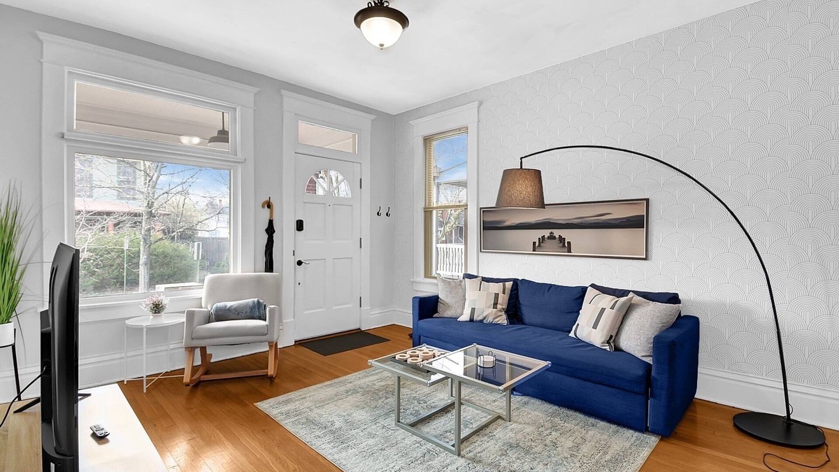 Olde Towne East Apartment | Modern European 👍 Style 1BR Near DT on Historic St.