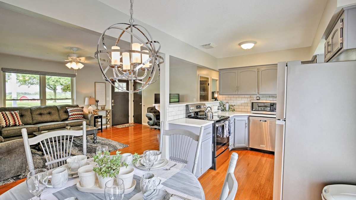 Excelsior Springs House | Modern Excelsior Springs Home w/Deck & 3 Acres!