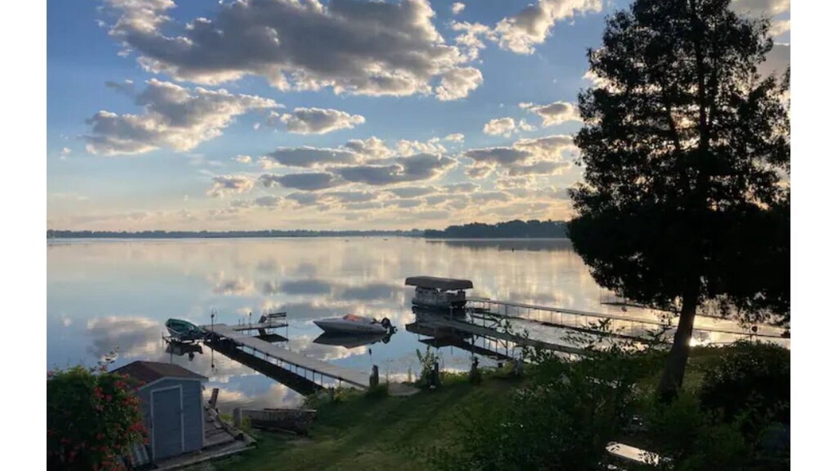 Wind Lake House | Modern Executive Family Lake Home