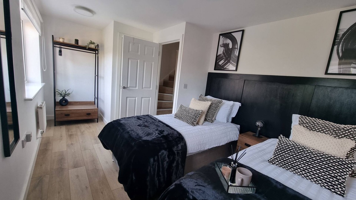 Coventry House | Modern Executive House WiFi Parking Coventry City Centre Sleeps 6.