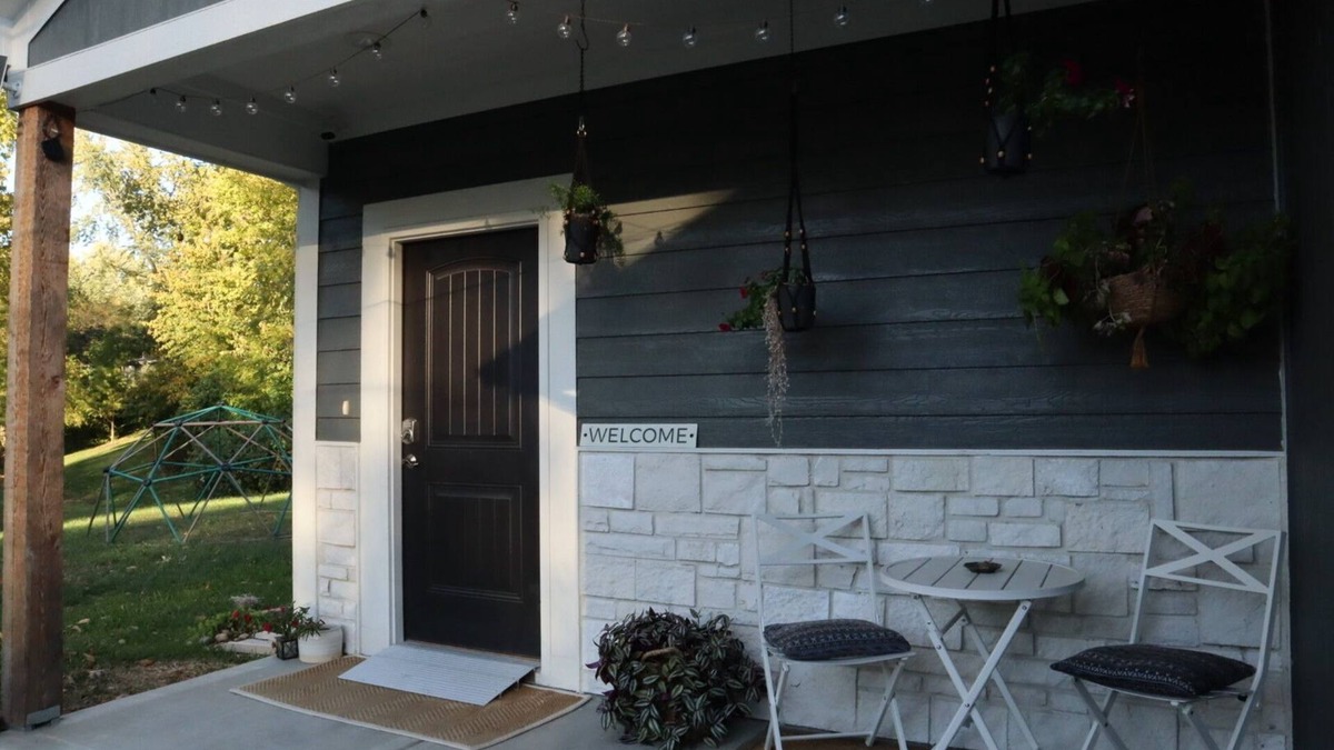 North Kansas City House | Modern, Family-Friendly Space, Quick KC Downtown, Driveway, Quiet Road & Nature!