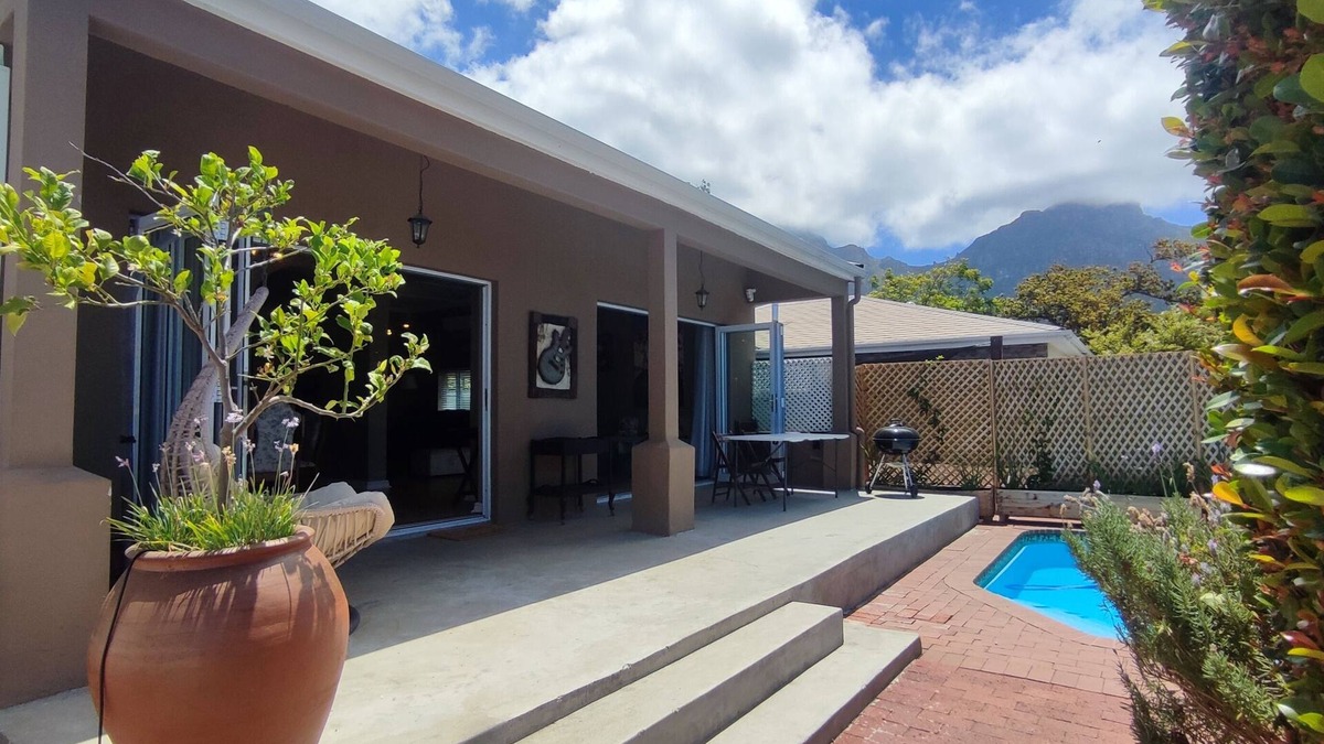 Claremont Cottage | Modern family friendly home with splash pool, safe and very convenient location