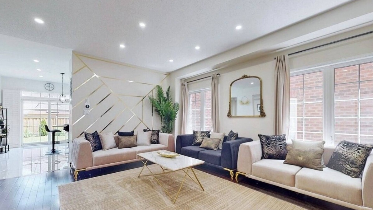 Durham Region House | Modern family friendly 4-bedroom home away from home in Oshawa!