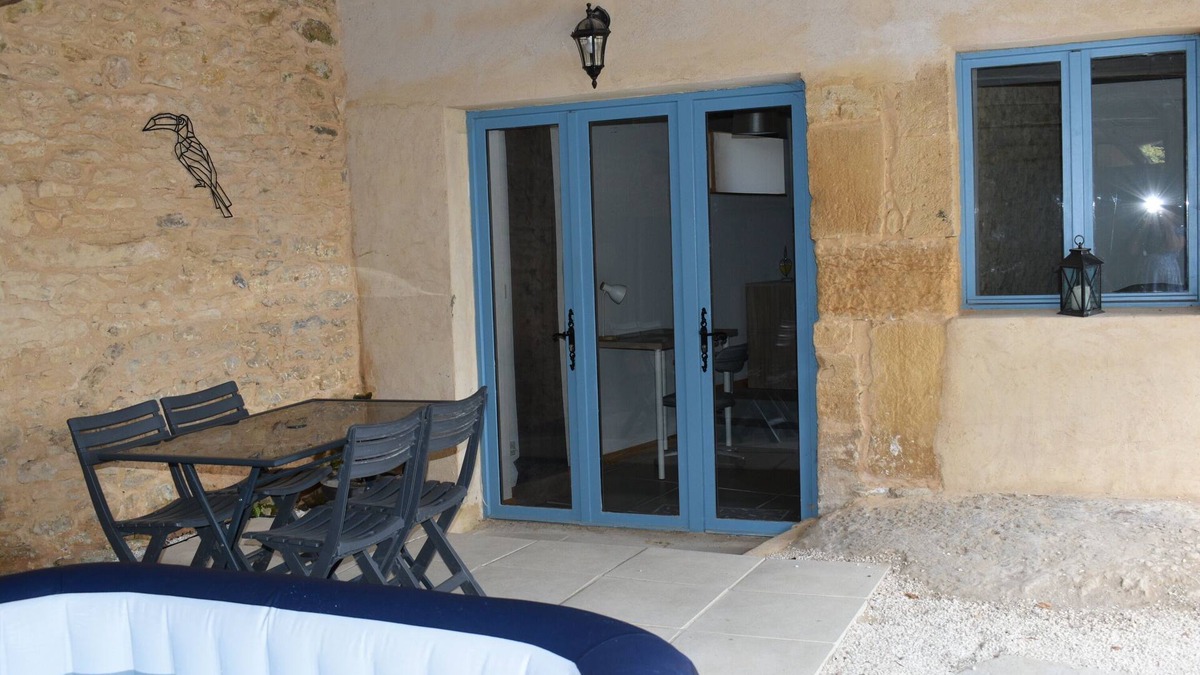 Marquay Apartment | Modern family gite, with pool and jacuzzi, close to Dordogne and Vezere Valleys.