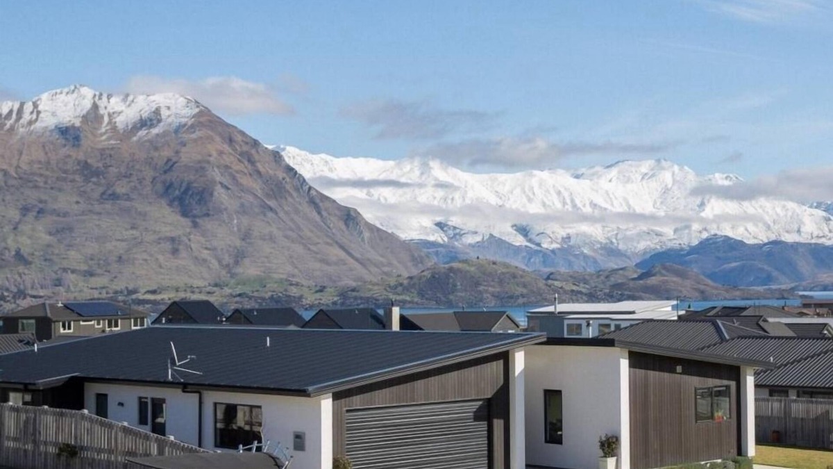 Wanaka House | Modern Family Holiday home with sensational views peaceful paradise (sleeps 11)