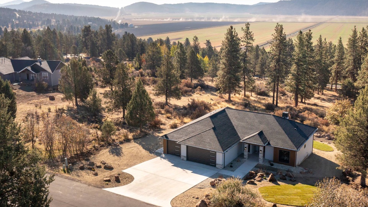 Klamath Falls House | Modern family home with game room, at the Runnning Y Resort.