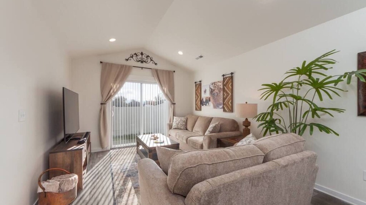 Spokane Valley House | Modern Family Home Decor & Style, KING bed, Wifi, with Garage!