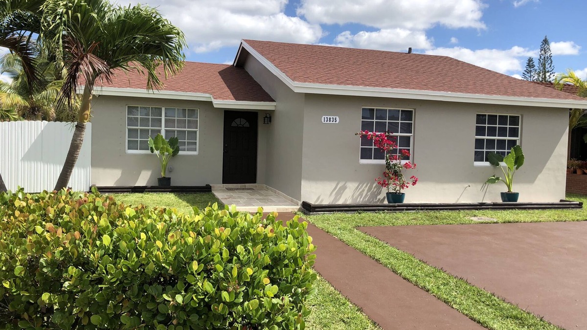 Tamiami House | Modern Family Home in a safe and family oriented neighborhood. Welcome!