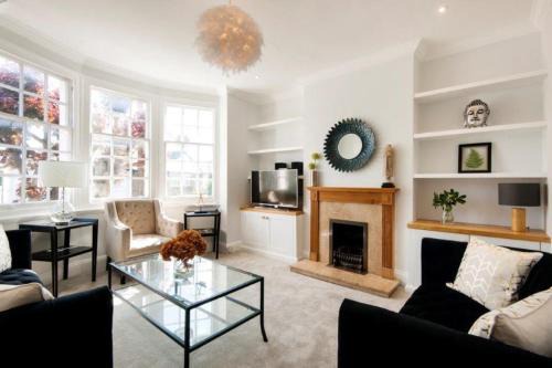 Earlsfield House | Modern Family Home in London Close to Amenities and Train