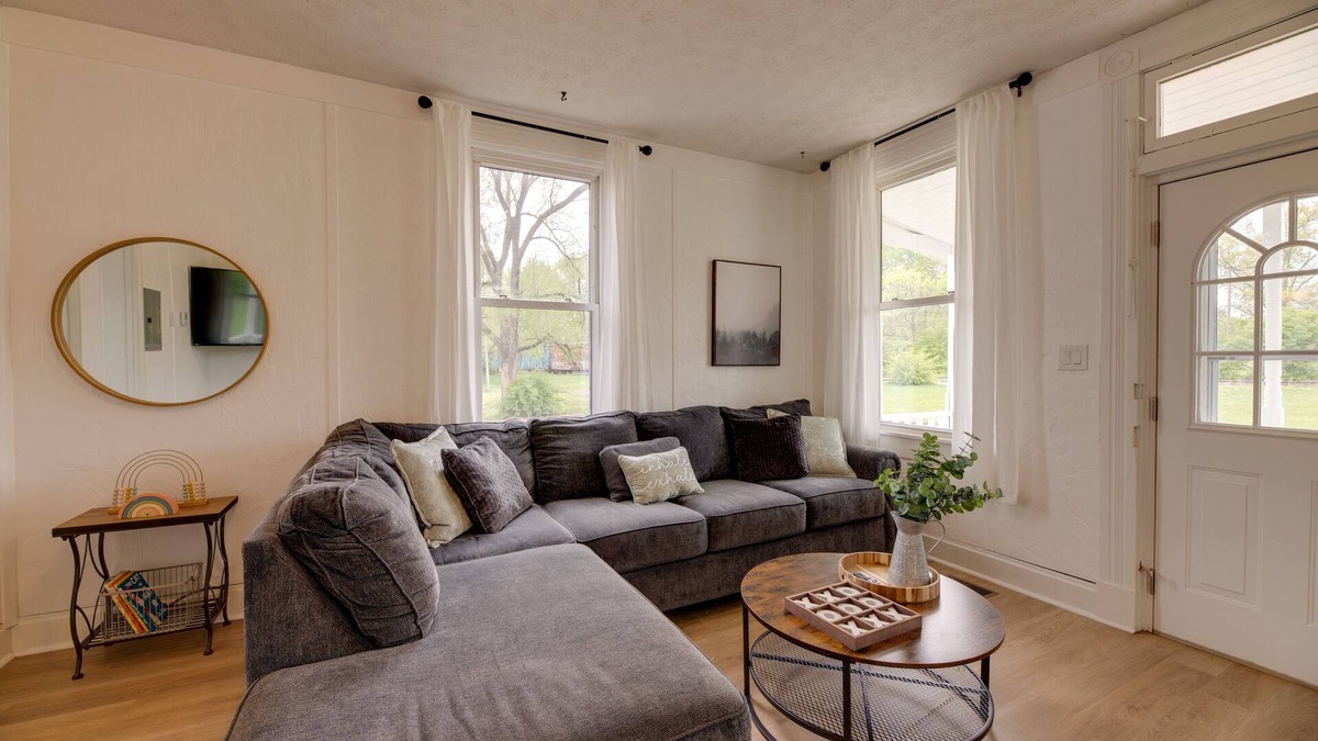 Mason House | Modern Family Home in Mason w/Backyard + Fire Pit