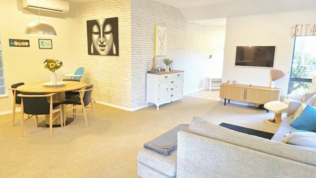Clive House | Modern Family Oasis in Clive nSpacious fully furnished 3 bdrm home w/AC.